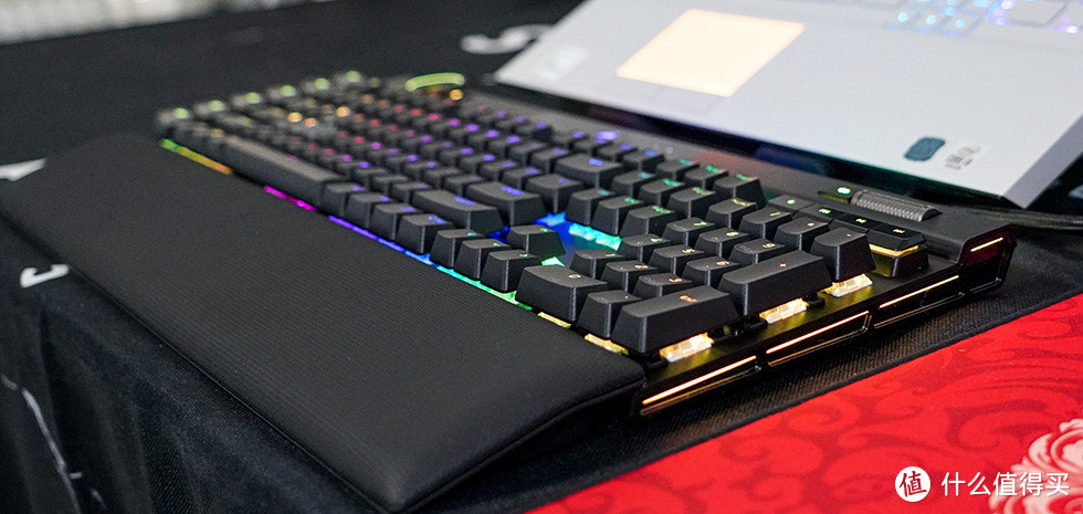 4000Hz刷新率+多功能旋钮+OPX光轴+环绕RGB 海盗船K100 RGB开箱体验