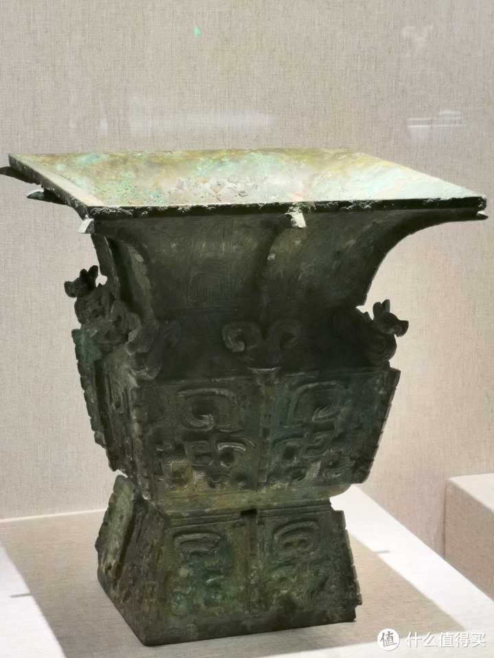 杜岭方鼎最下限也比三星堆的青铜器早了两百年,我如果说他们之间没有