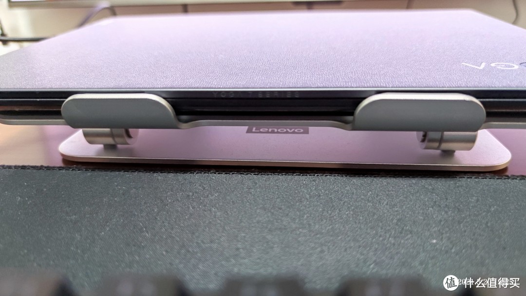 图4 笔记本支架最低时的效果，金属拖有橡胶内衬，对笔记本外壳的保护很好。