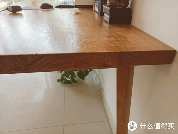 桌板是由几块松木板拼接而成，侧面可以看出来，正面看不到