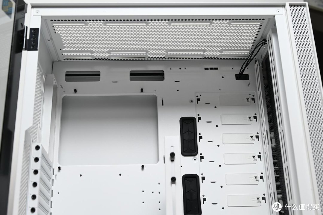 兼容性超强的RGB机箱，双开门更易维护，Tt挑战者H6上手