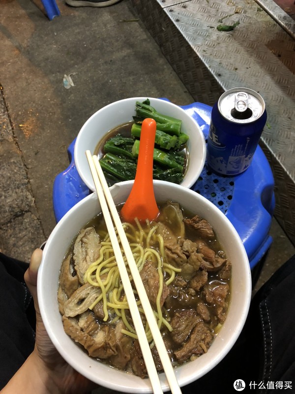 油麻地街边的车仔面