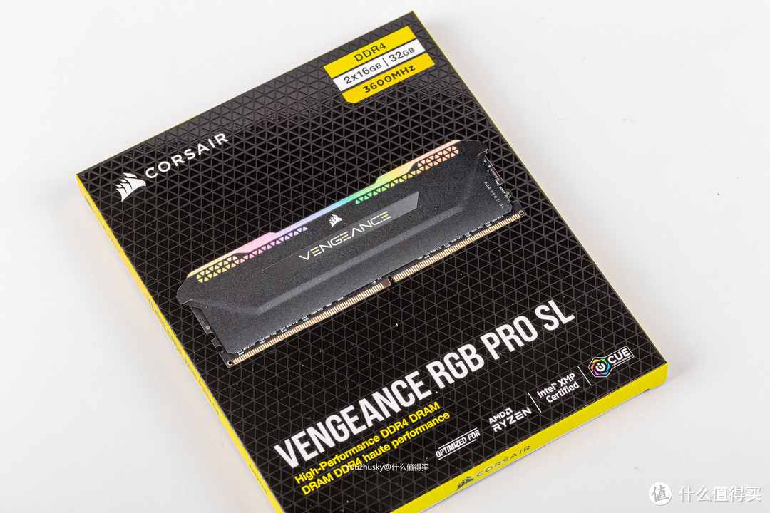 美商海盗船（USCORSAIR）32GB(16G×2)套装 DDR4 3600 复仇者RGB PRO SL 矮版灯条 电竞玩家款，这款内存的全称贼长；底下图示为AMD RYZEN优化 和intel XMP认证，右下角则标明兼容美商海盗船的iCUE接口