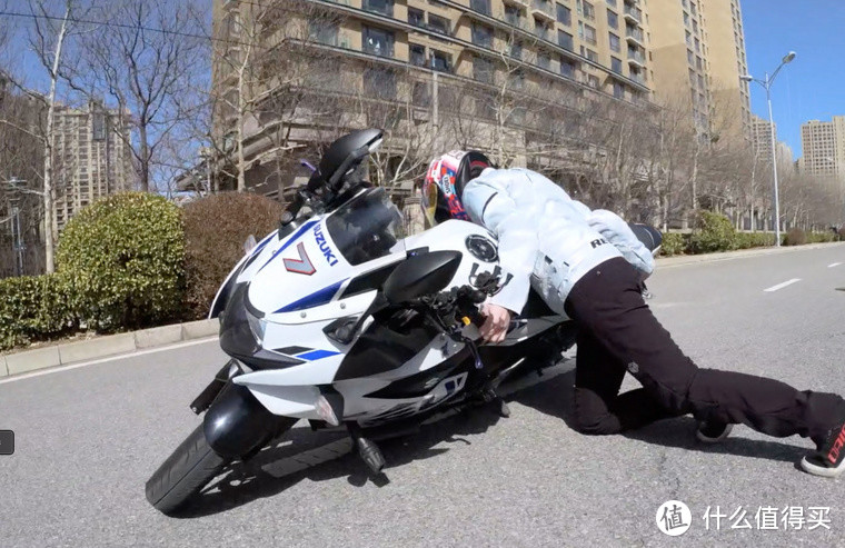 女骑分享：新手如何自己扶摩托车？学会这个技巧，再不怕摔车