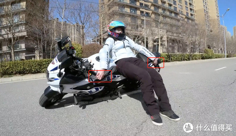 女骑分享：新手如何自己扶摩托车？学会这个技巧，再不怕摔车