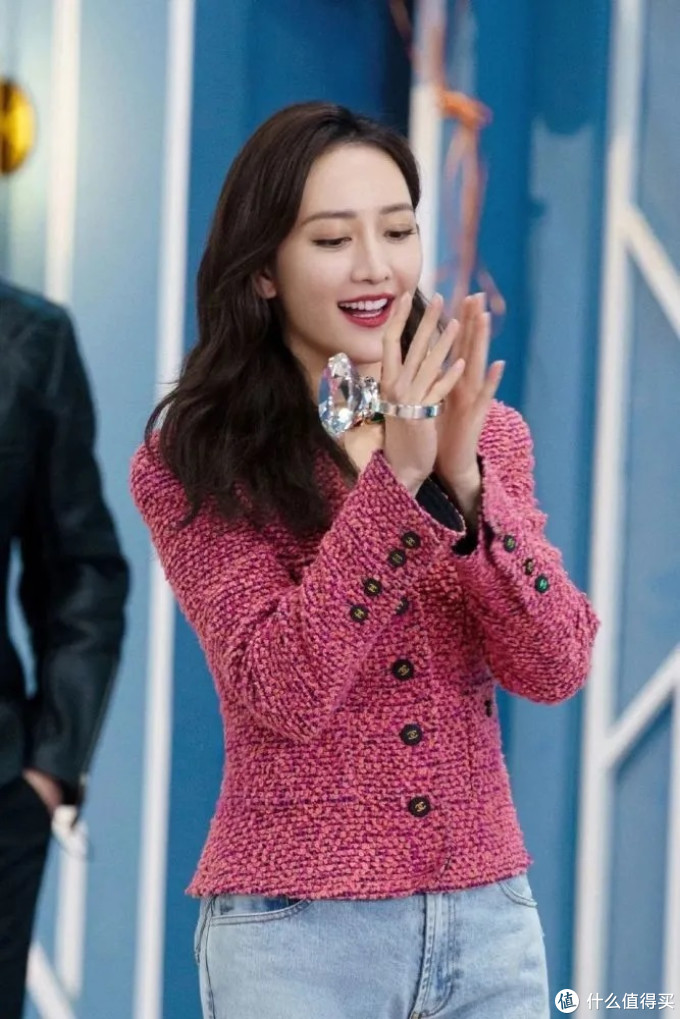 王鸥身穿粉色小香风外套粗花呢的质感优雅大气粉色调显得很有女人味下