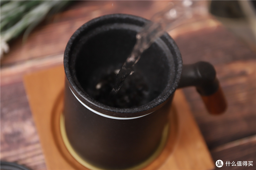 年轻人最喜欢的木柄陶瓷泡茶杯，茶水可轻松分离