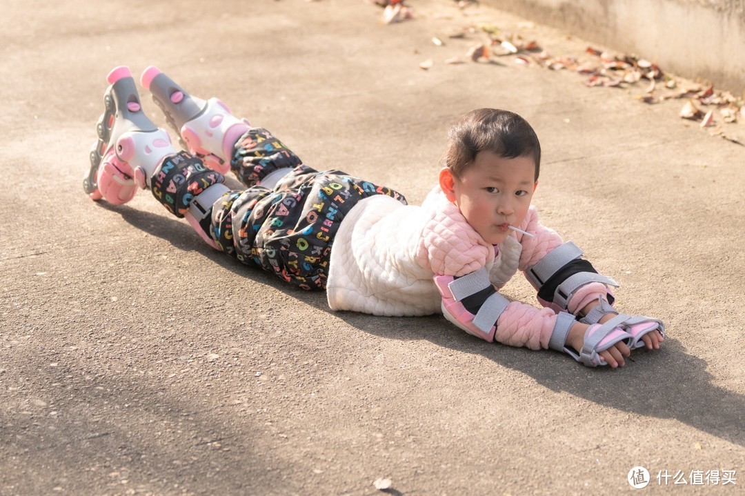 问：如何一天教会三岁孩子滑轮滑？答：换双专业的儿童轮滑鞋——柒小佰 小怪兽儿童轮滑鞋套装