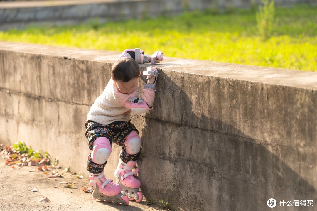 问：如何一天教会三岁孩子滑轮滑？答：换双专业的儿童轮滑鞋——柒小佰 小怪兽儿童轮滑鞋套装