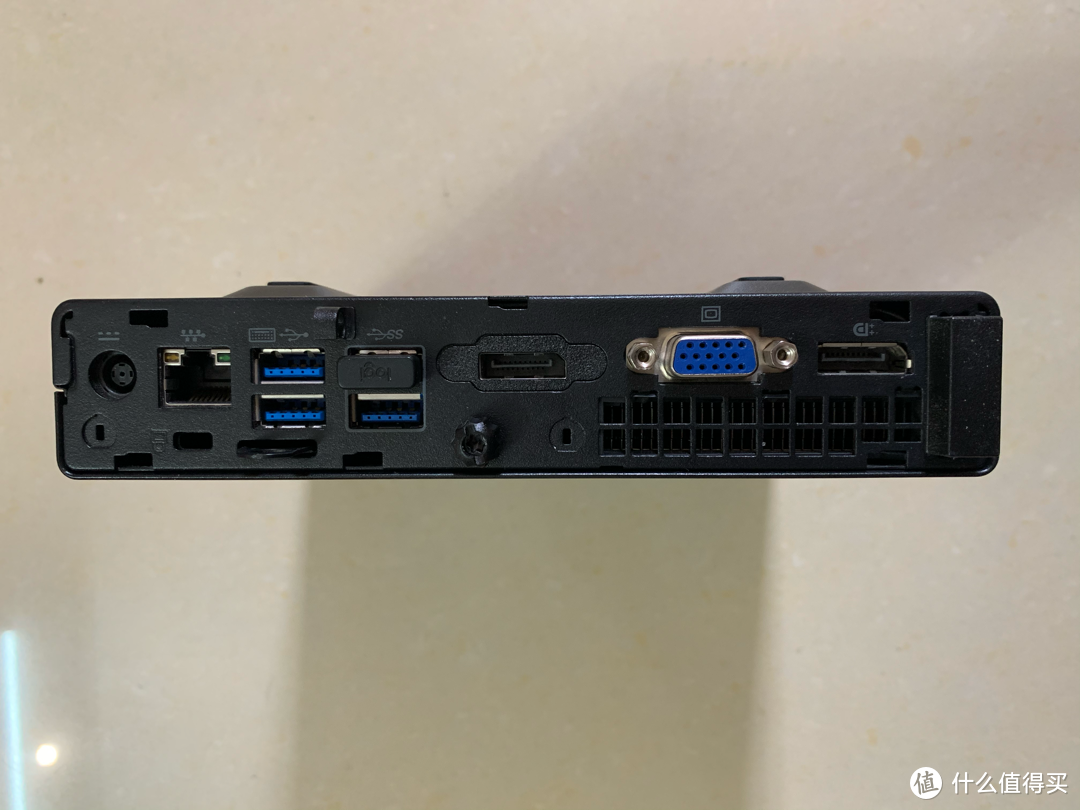 背面接口dpx2、usb3.0x4、rj45接口、vga接口等