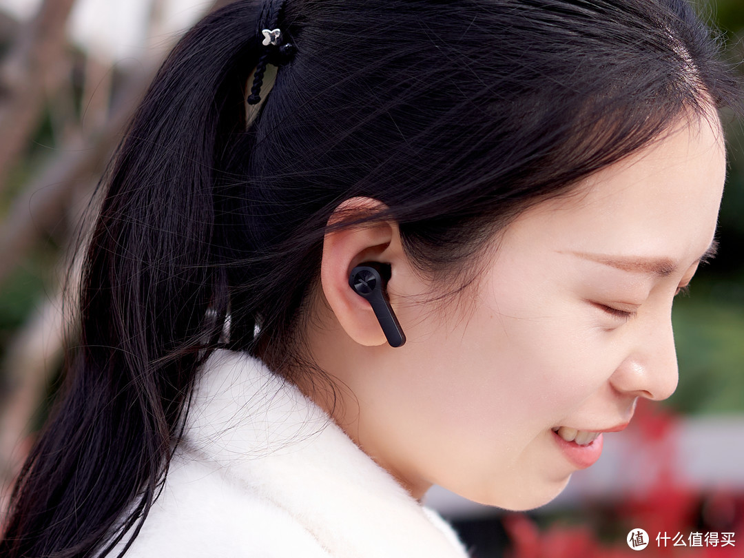 游戏耳机不用贵，超低延迟有背光——雷柏VM700蓝牙TWS耳机