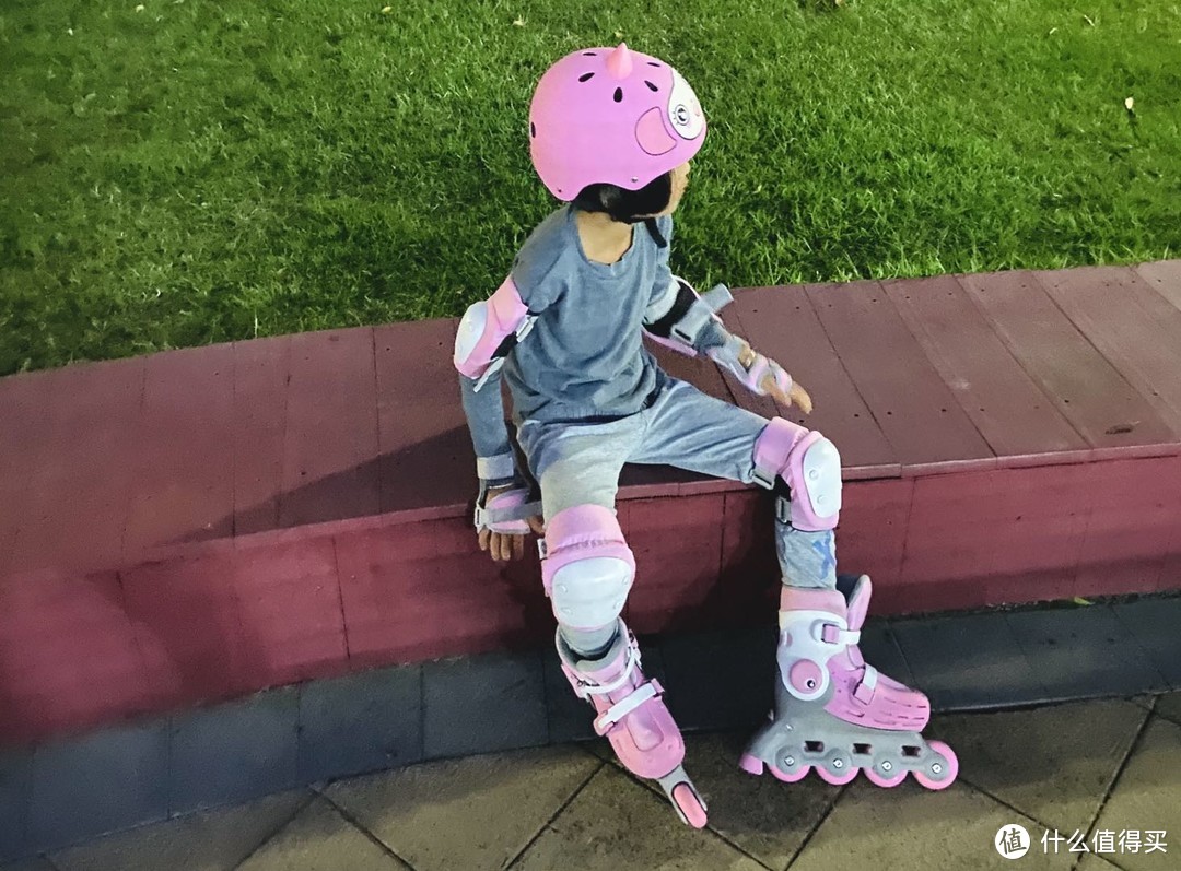 柒小佰 小怪兽儿童轮滑鞋套装开箱分享：是一次轮滑体验，更是一次亲子活动