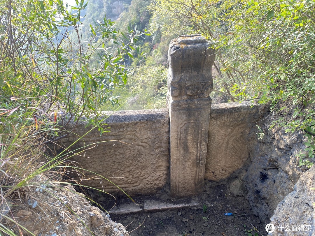 终于在距离过街塔百多米的山上，找到了传说中的高桥，几乎被山土淹没了，还有个桥墩，带蒲叶纹。全景需要无人机，山势陡峭，不好起落，怕摔了飞机，看来得买个小点的无人机