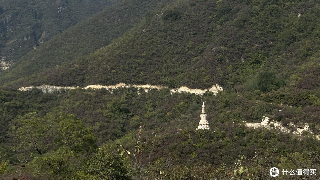 翻过高桥寺，也就翻过了山，之后，有三座塔和几座太监墓。这边已经开始有路了，不那么野了