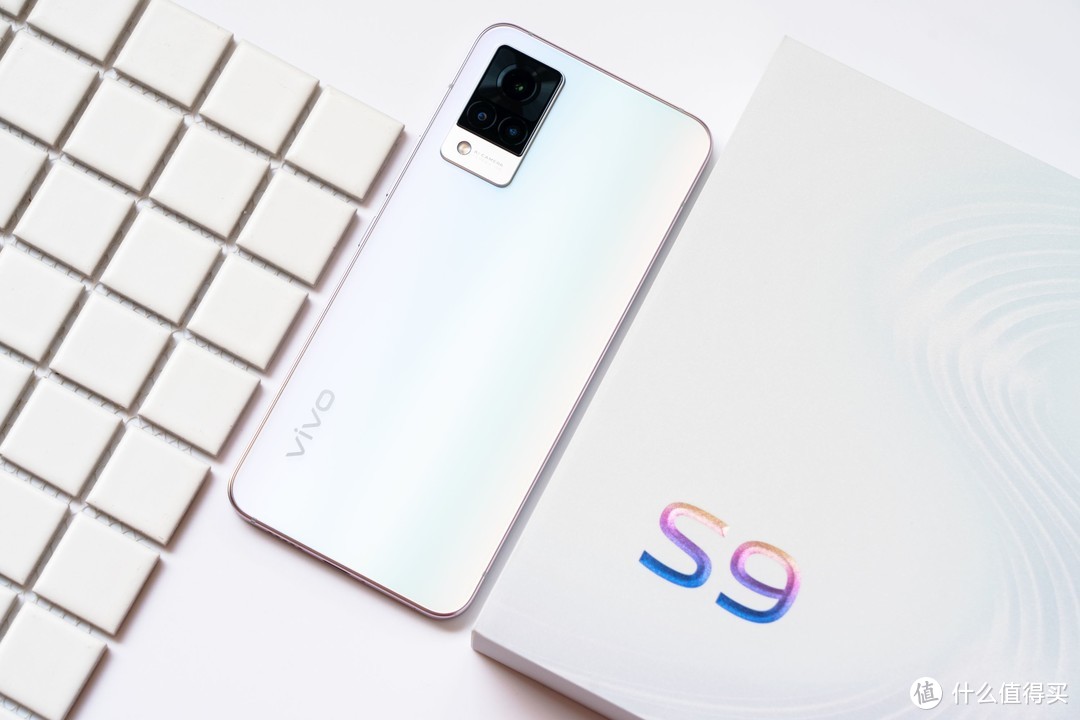 vivo S9小评：颜值的确能打，朝露白配色不是你想象的那种白