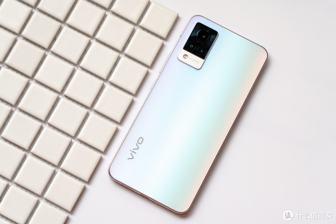 vivo S9小评：颜值的确能打，朝露白配色不是你想象的那种白