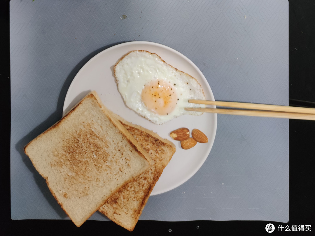 烤面包 边缘部分有点焦，正好合适