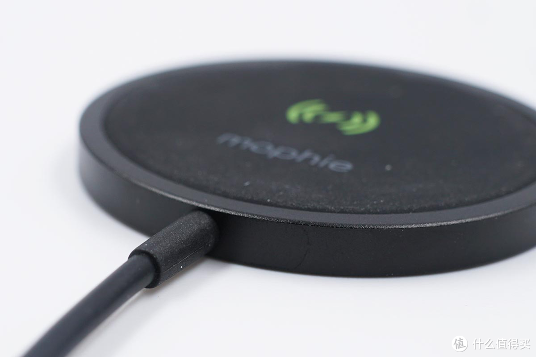 和苹果官方MagSafe相同的使用体验，mophie磁吸无线充电器评测