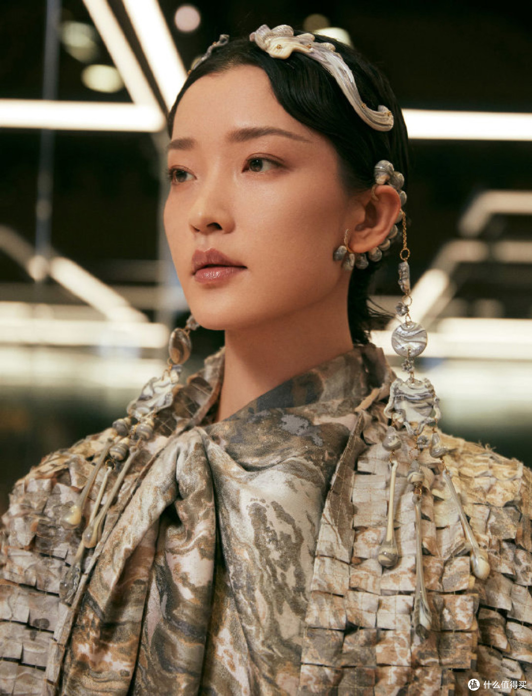 杜鹃身着镶嵌工艺制成的大理石纹剪毛水貂披风,配以