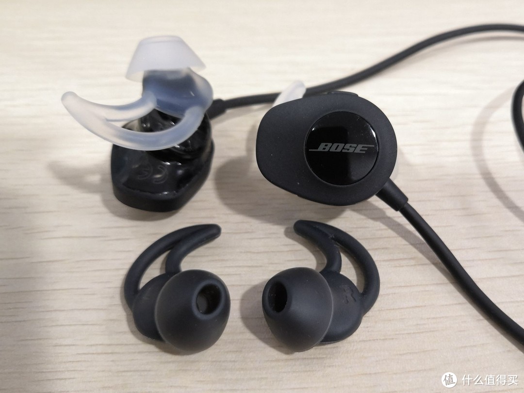 可能有朋友会问为什么你的耳套是透明的？这个透明的耳套是Bose Soundtrue Ultra上的，比较柔软，而且隔音效果很好。