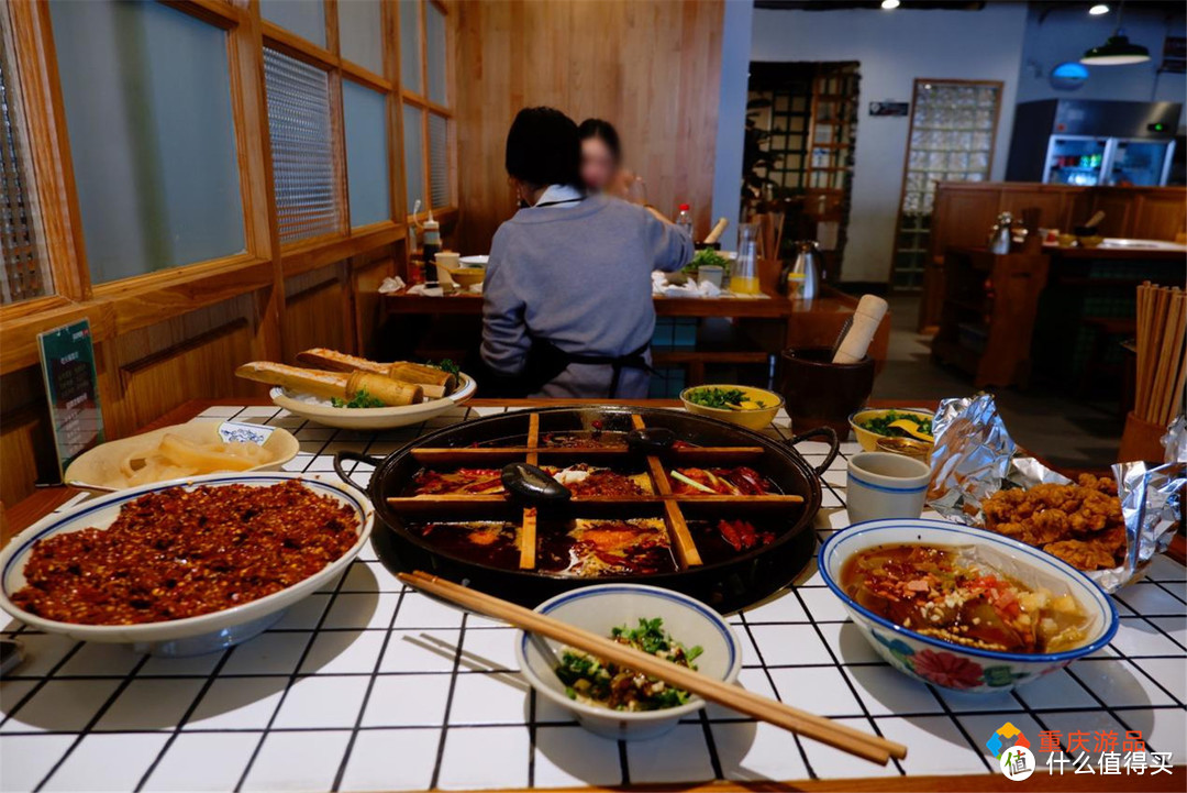 重庆奇葩火锅店，九宫格锅底自带鸭血，老板难道是个“瓜西西”？