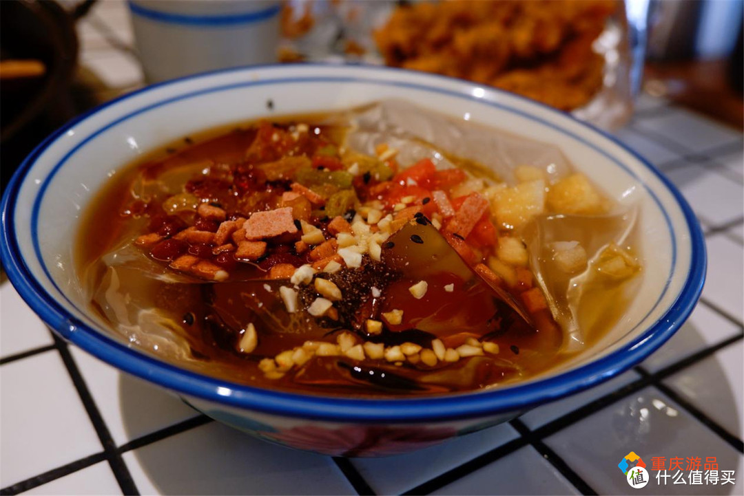 重庆奇葩火锅店，九宫格锅底自带鸭血，老板难道是个“瓜西西”？