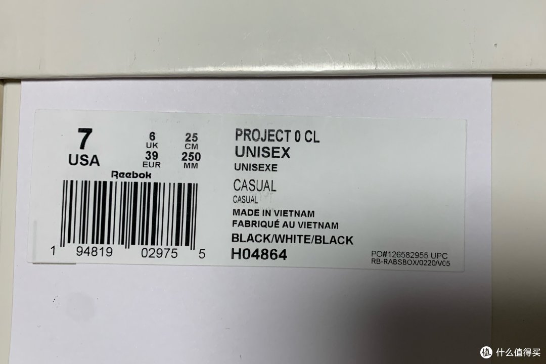 鞋盒正面有代表联名双方的logo.