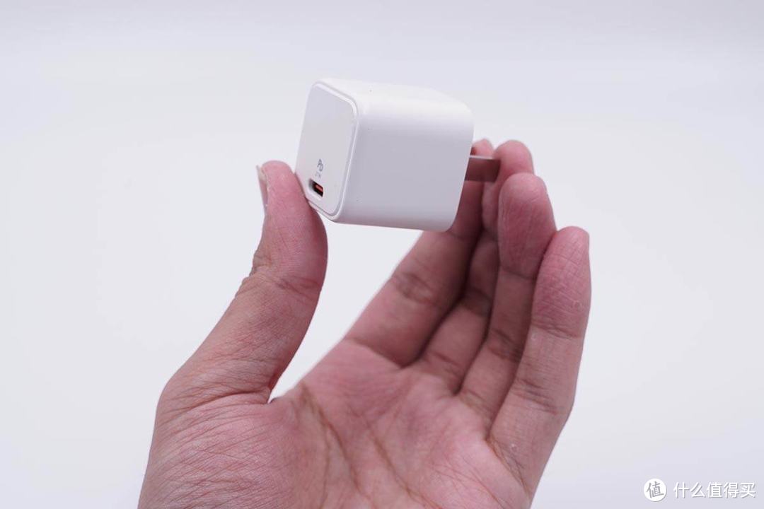 苹果5W充电器的大小，却有近6倍的性能表现，辉越光电27W充电器评测