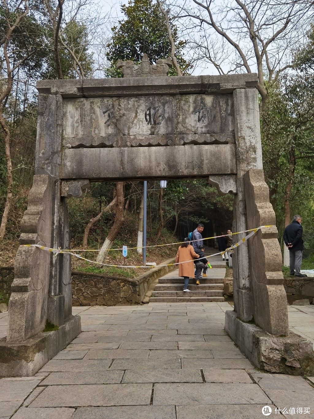 这个亭子还是有点历史，可惜也损坏的蛮厉害