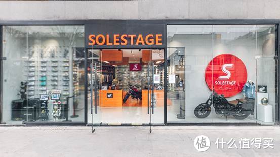 【图：SOLESTAGE潮牌店跨界现场】