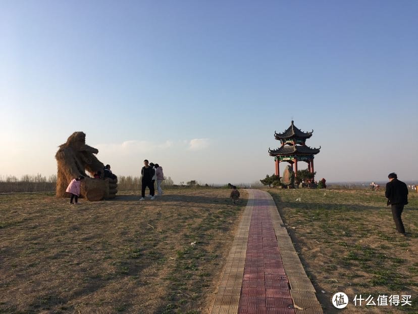 一处比较平坦的地方修建了一个亭子，还有柳编的大猩猩等小景观。