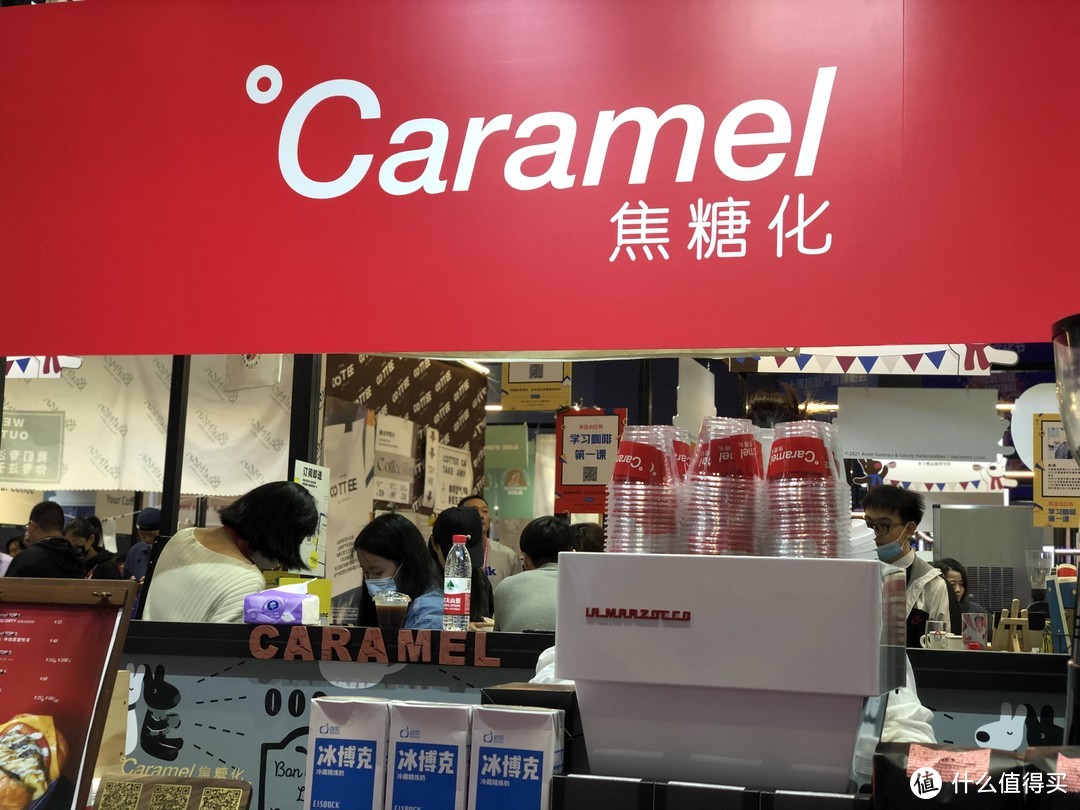 来自武汉的Caramel焦糖化 杯子的设计很亮眼 还供应搭配咖啡的小点心