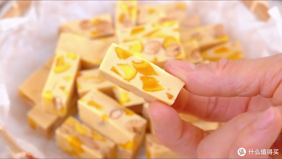 自制芒果牛轧糖，浓浓的奶香伴随着清新的芒果香