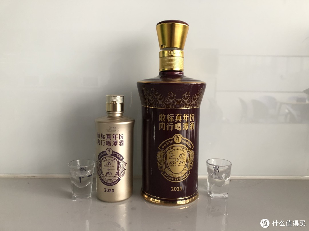 左边是送的潭酒金酱小酒，右边是红得发紫正装