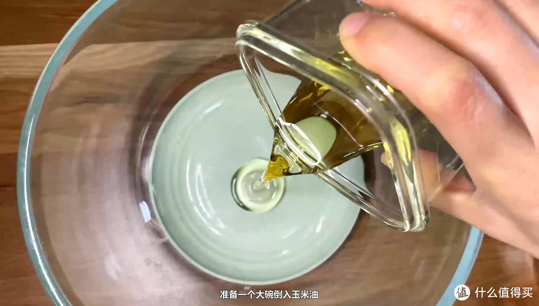 橙子吃完了，橙子皮别丢有用，分享一个香橙杯酸奶蛋糕，淡淡的橙皮清香，搭配酒渍樱桃，太好吃了