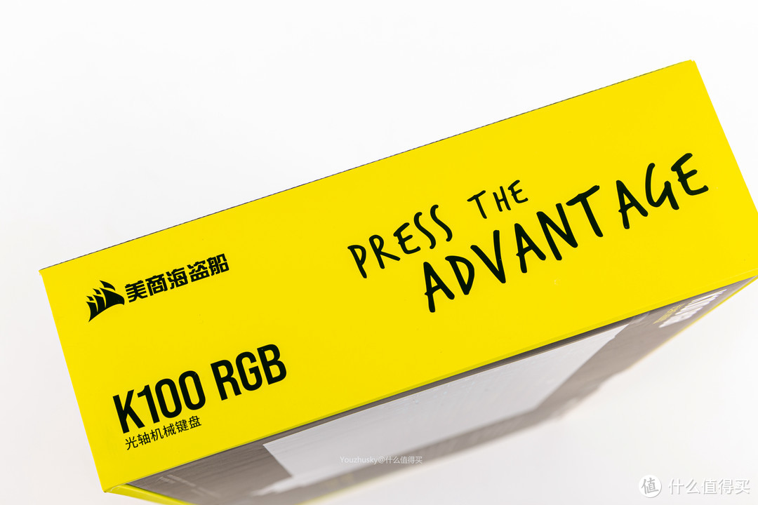 包装周围都是黄色黑字，这面很特别，每个海盗船产品都有一个slogan，而键盘是Press the advantage