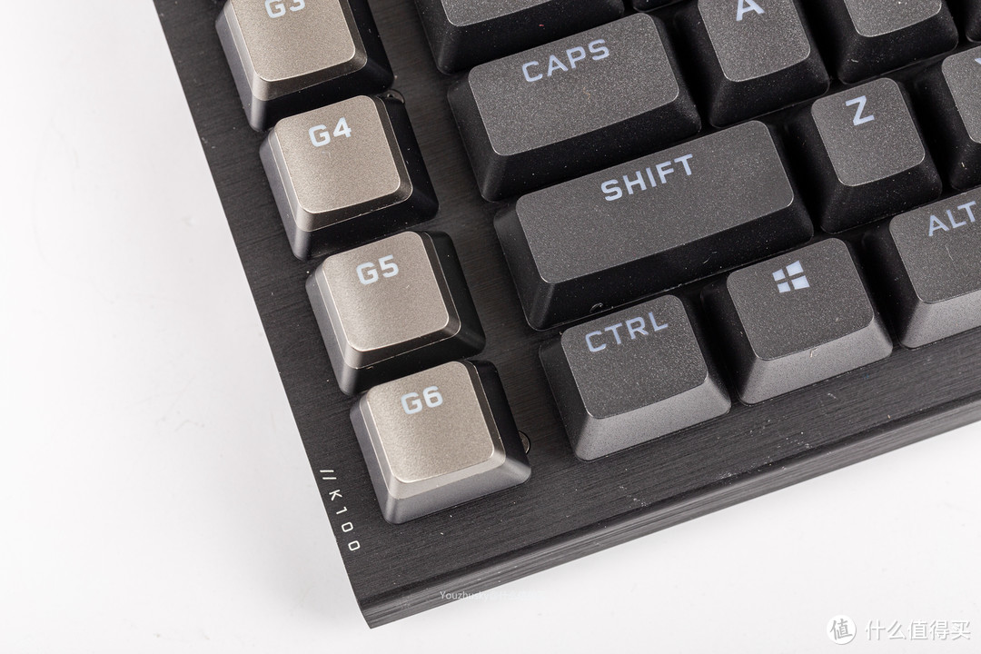 键盘左边铝面板底部有一行型号：//K100