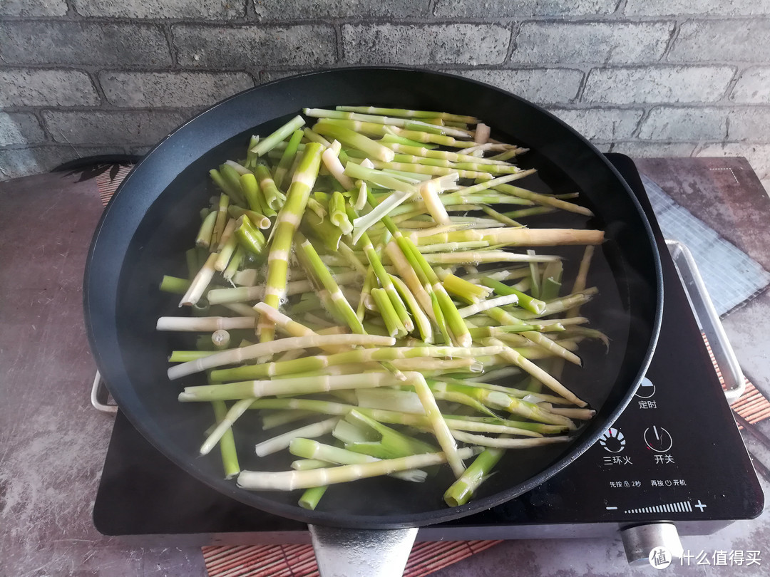 这菜1元1斤，遇见多买点，晒干了存起来，炖肉炒菜都很香