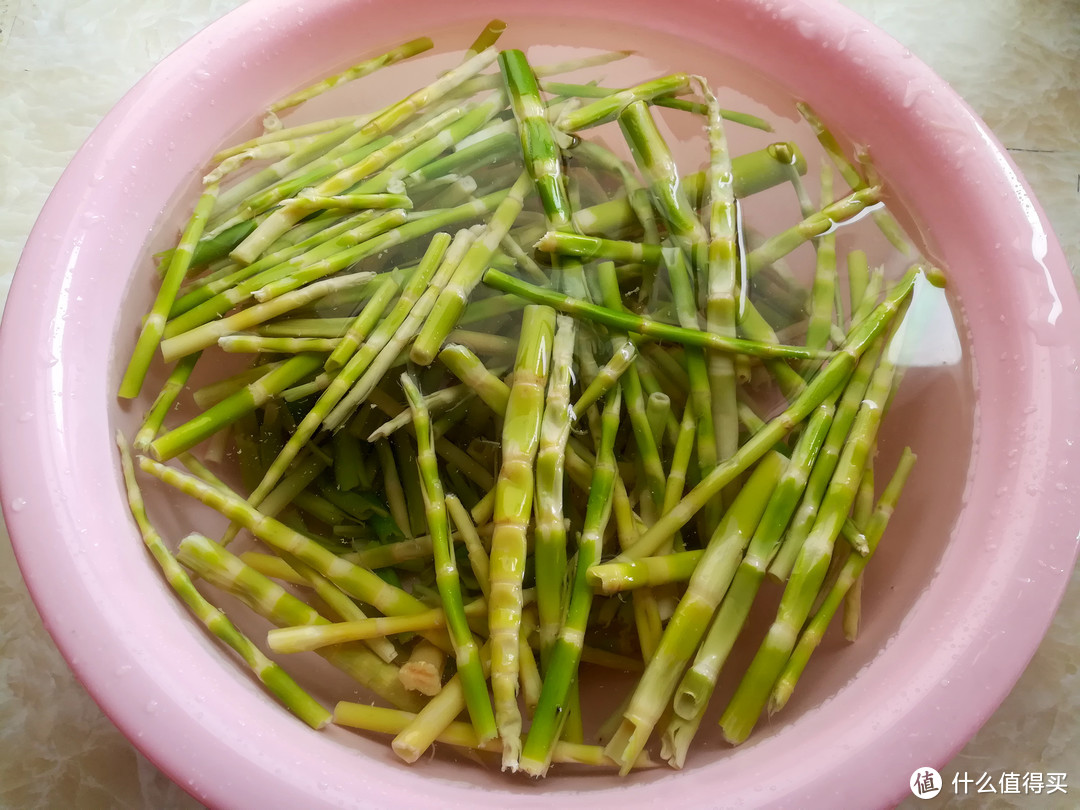 这菜1元1斤，遇见多买点，晒干了存起来，炖肉炒菜都很香