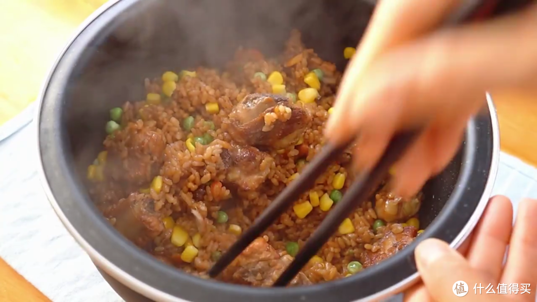 自制排骨焖饭，米饭吸收了肉汁，超好吃