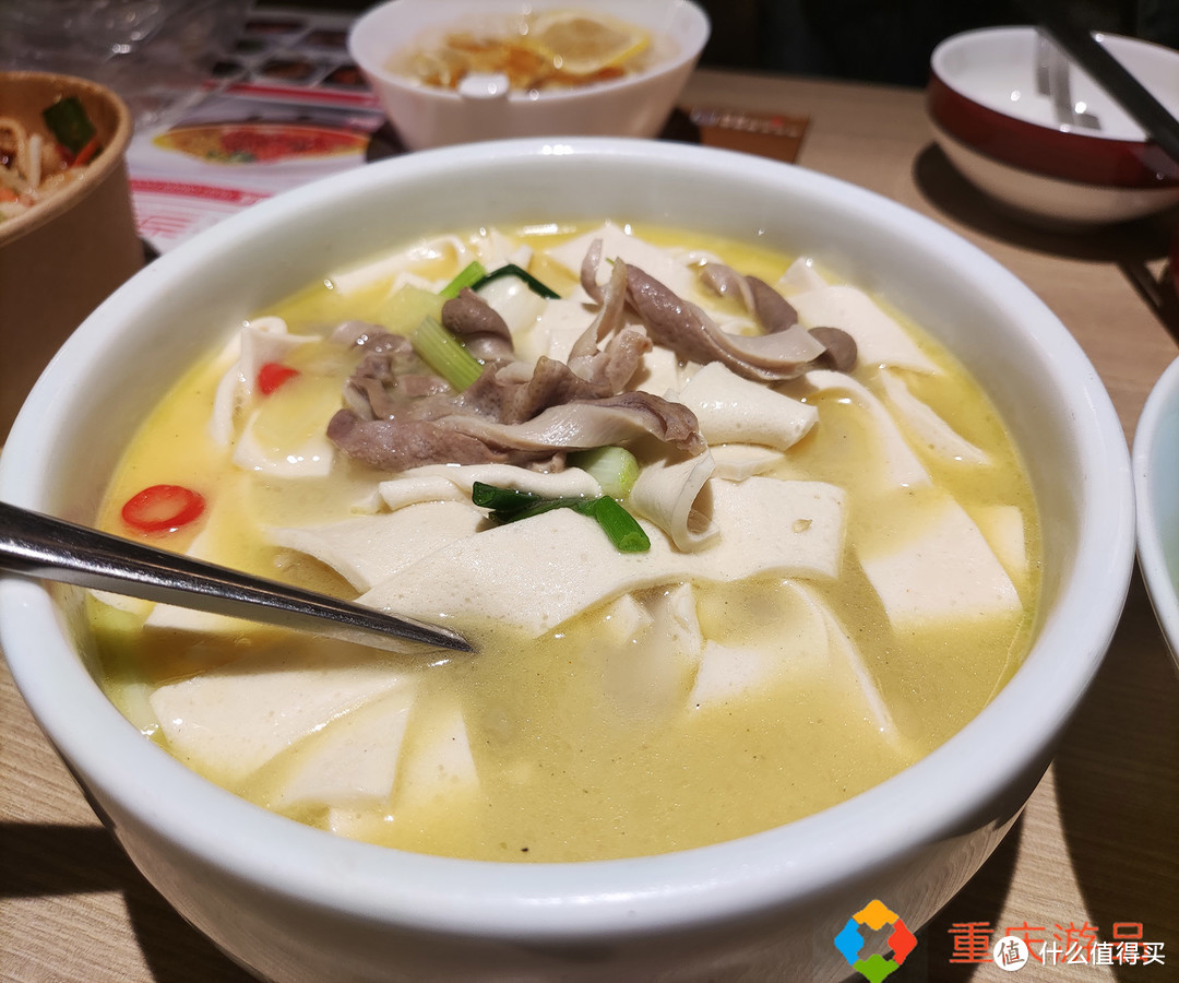 开在重庆的湖南菜，半份剁椒鱼头就要70，味道对得起这价格？