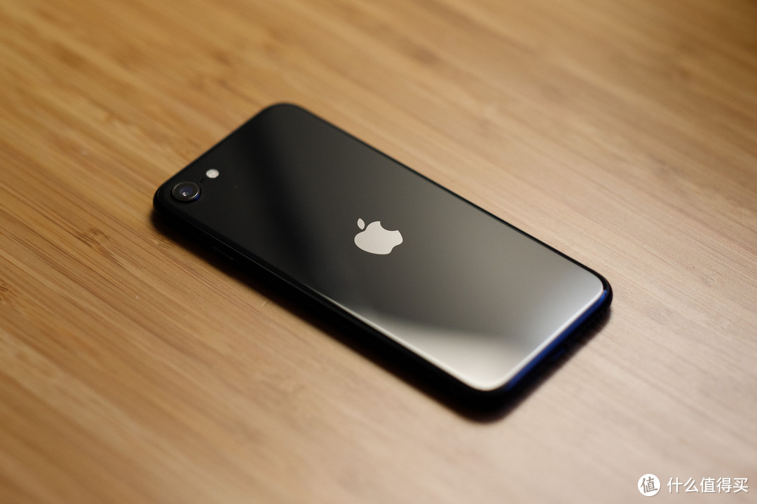 我一直认为玻璃背板的iPhone漂亮，虽然有点重
