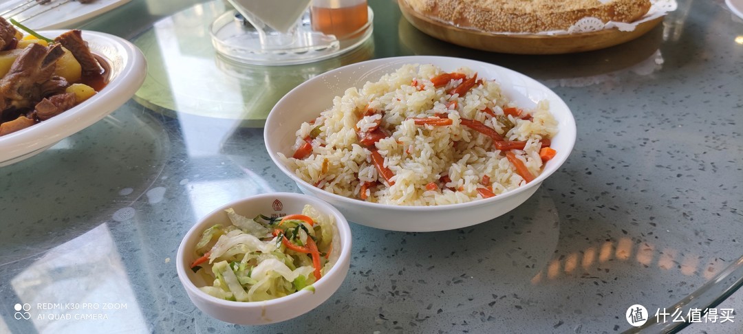 素手抓饭，米是长粒米，黏黏的口感，配着下饭小菜挺香的
