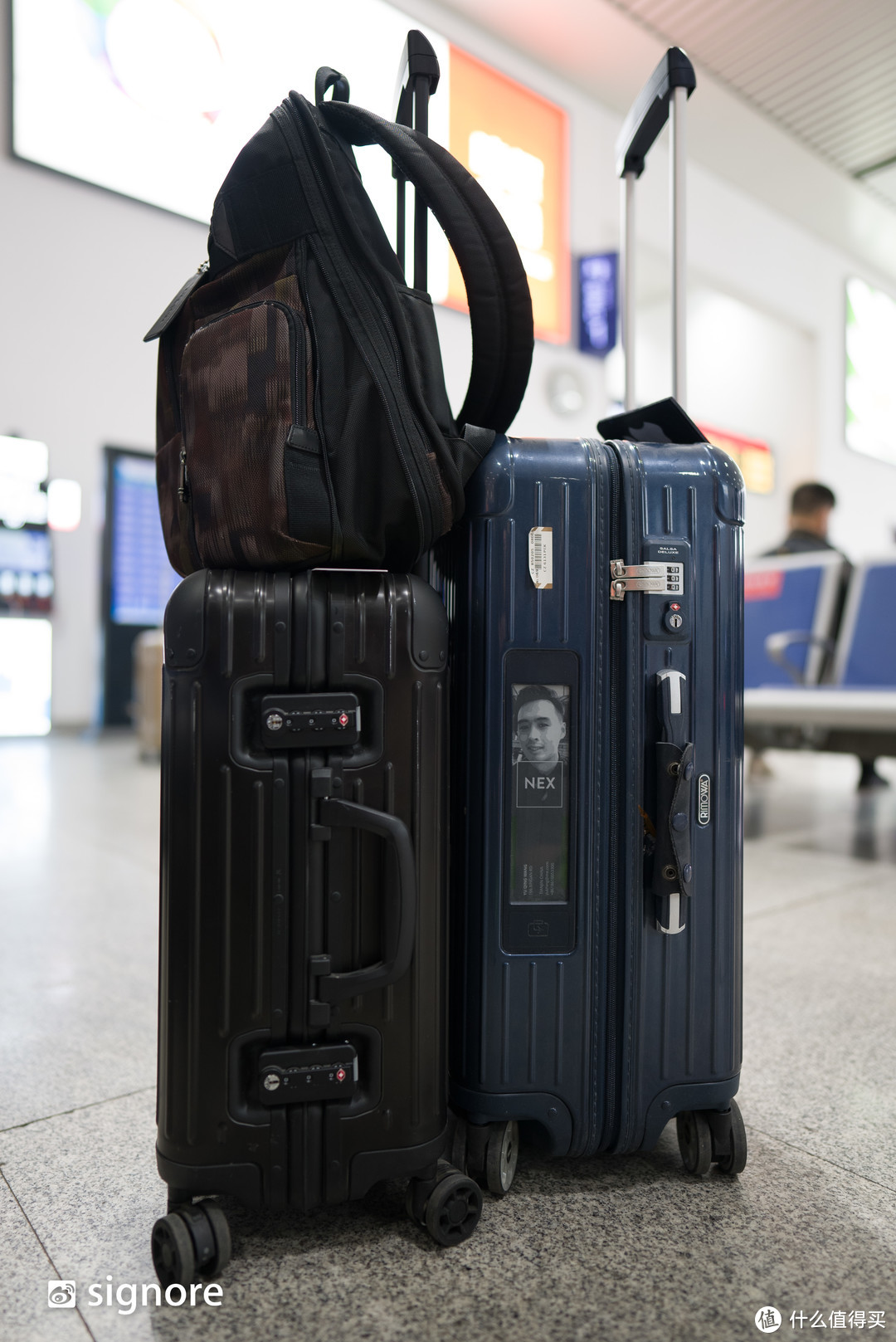 Tumi 的背包 + Rimowa 的行李箱（左边是新款 Original，右边是旧款 Salsa Deluxe）