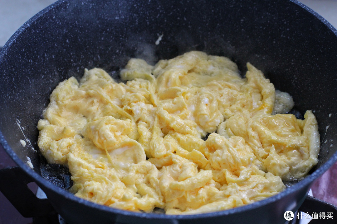 香椿炒鸡蛋只需这一种调料，酱香浓郁简单快手，佐粥拌面两相宜！