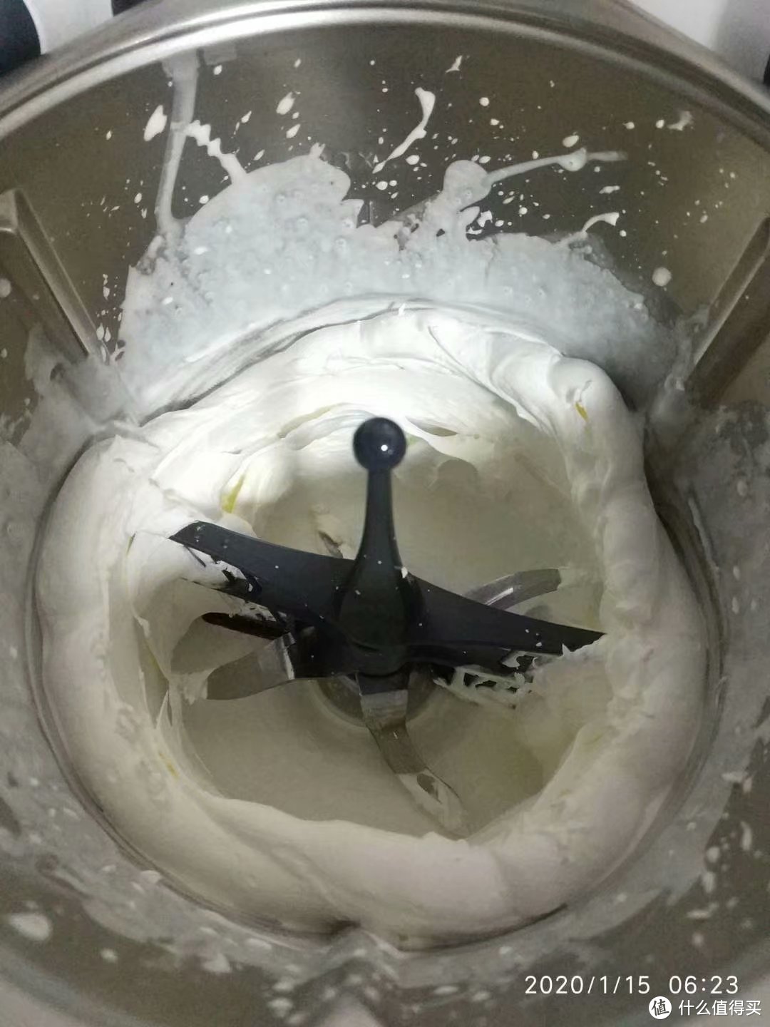 2分20秒淡奶油就变成半凝固可直接食用的奶油了