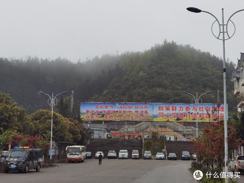 继续阴阴沉沉，不高的小山岗上，烟雾缭绕，寻不到太阳的半点踪影