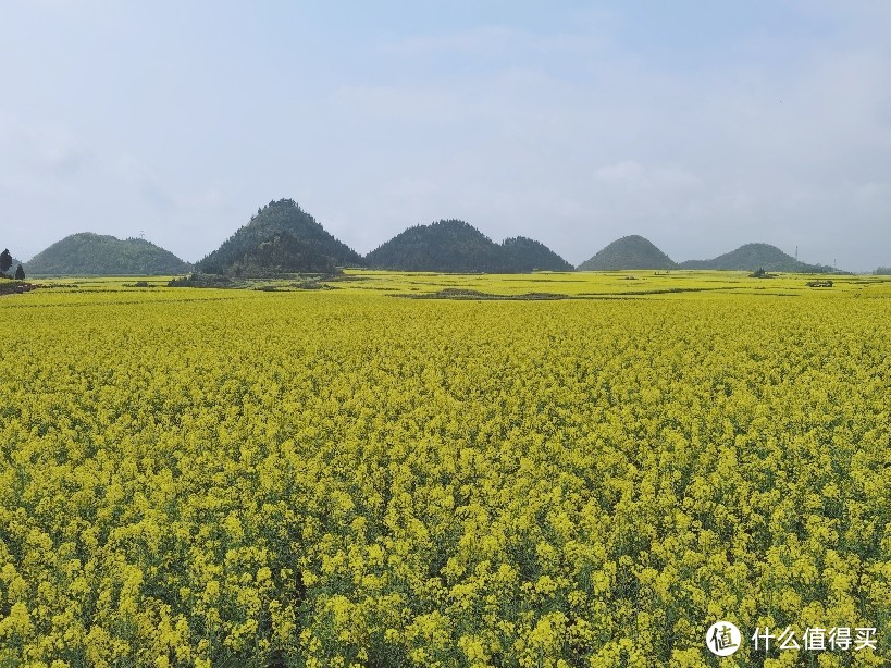 山丘上是有栈道和观景台的，游客多，路窄，不适合我这种跑步党，果断没上去 太阳渐渐一发不可收拾，我被之前的阴雨乌云麻痹了，毕竟这里是云南，阳光真毒，回家后额头脖子开始掉皮