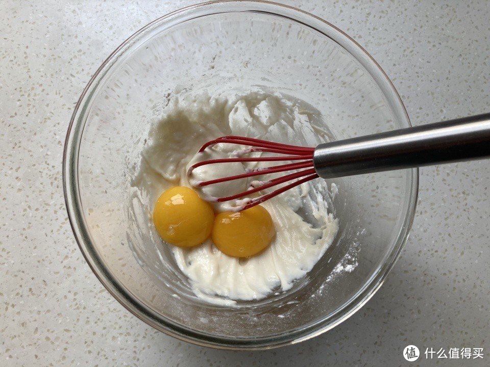 一学就会的网红蛋糕，只需一碗面粉二个鸡蛋，连吃三个才过瘾