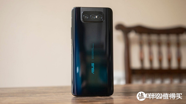 外媒提出对华硕 ZenFone 8 的『 六大期待 』 希望延续翻转镜头模块、期盼能加入无线充电